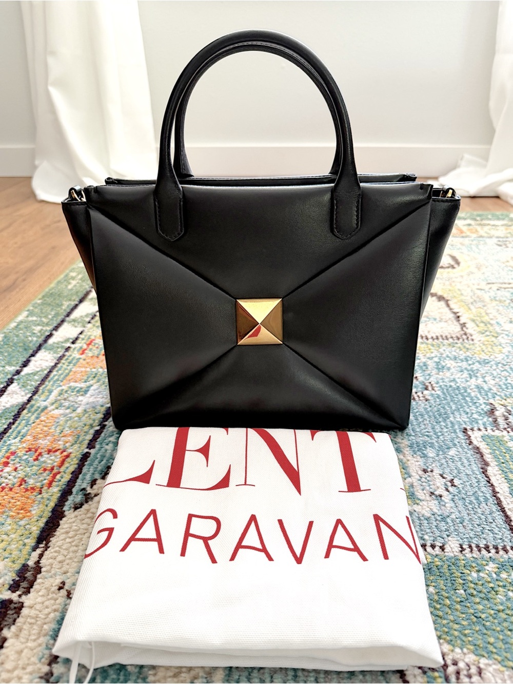 3k Valentino Garavani One Roman Stud
Nappa Leather Puff tote bag black